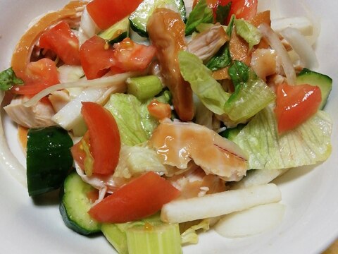 スモークチキンと野菜のまろやか梅ドレサラダ